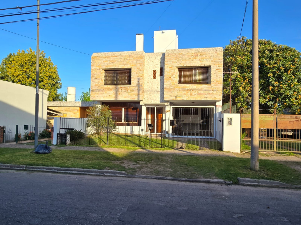 CASA AMERICANA DE DOS PLANTA CON PILETA Y TERRAZA - COD V876