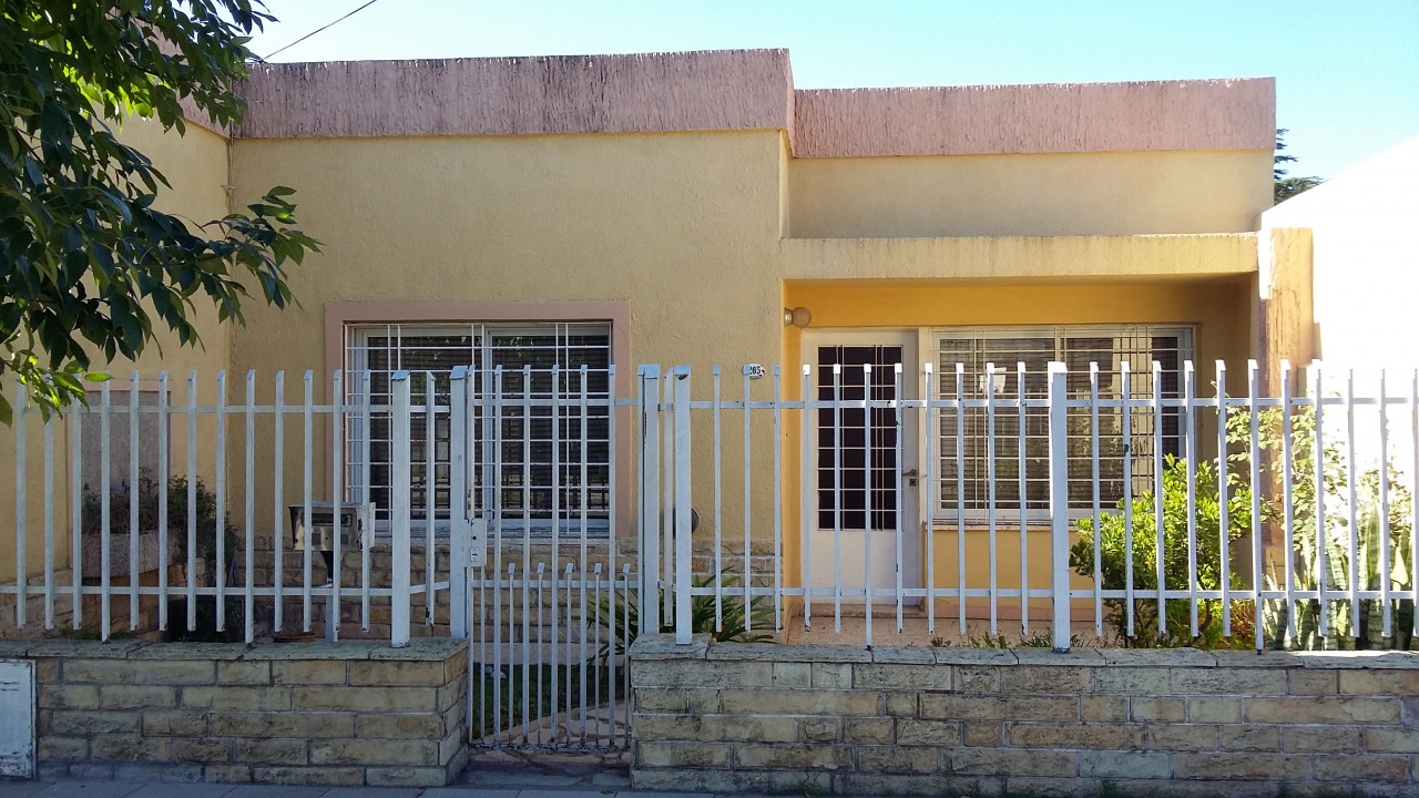 Casa tipo americana 4 amb a mtrs de Pte. Perón - COD V770