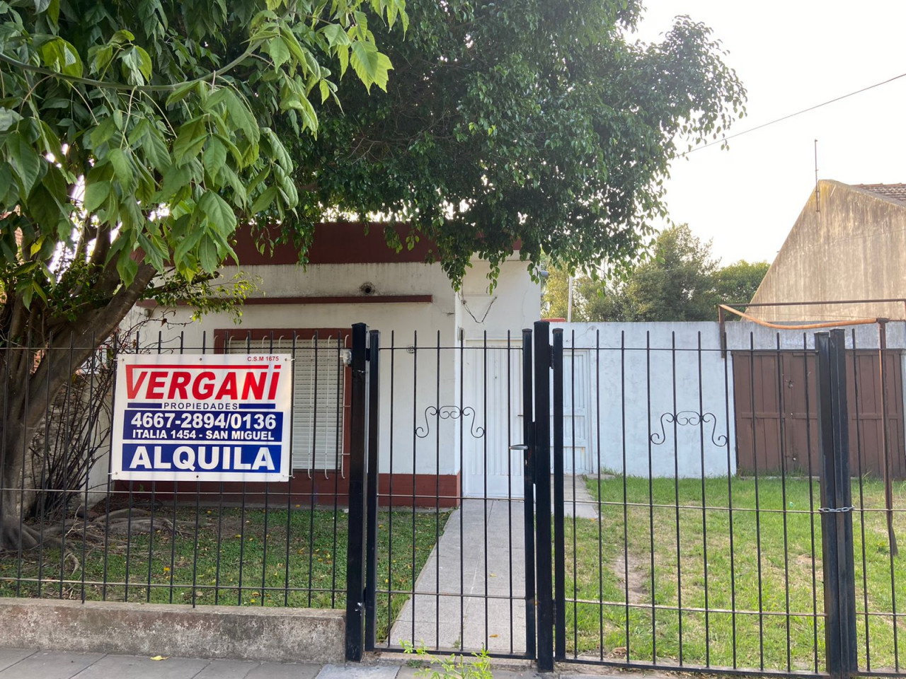 Casa al frente con patio y entrada de auto en José C. Paz - COD A194