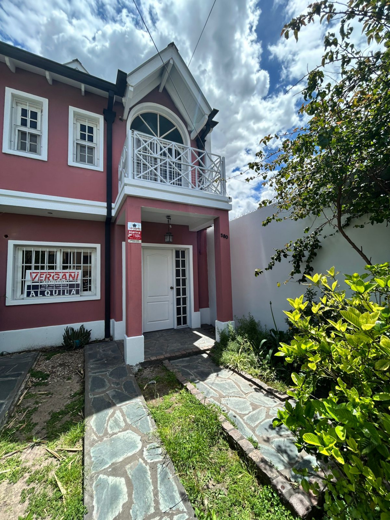 AMPLIO TRIPLEX CON COCHERA Y PATIO - COD A288