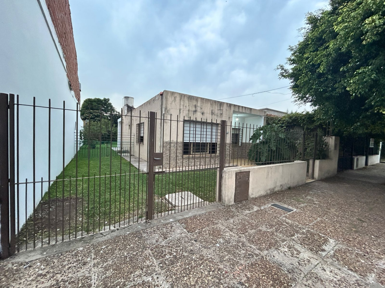 CASA AMERICANA  SOBRE EXCELENTE LOTE IDEAL CONSTRUCTOR - COD 871